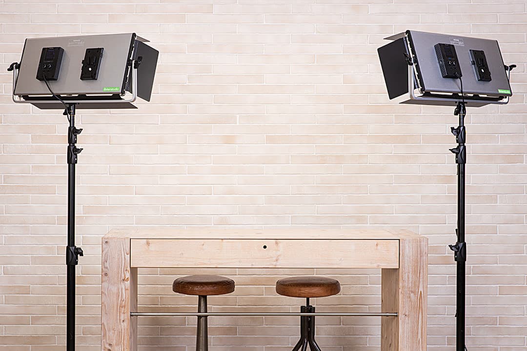 Interview-Setup mit Tisch und Videolichtern