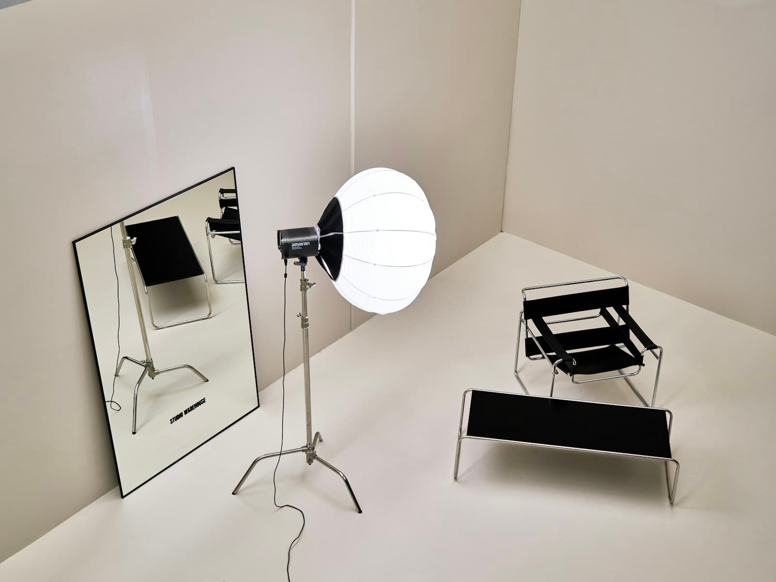 Studioleuchte mit Softbox vor heller Wand
