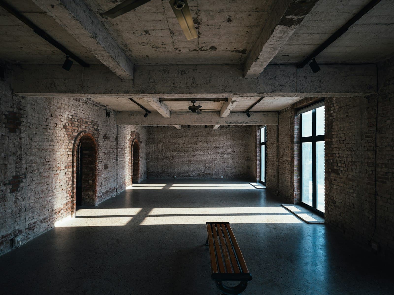 Leerer Industrieraum mit Tageslicht und Klinkerwand